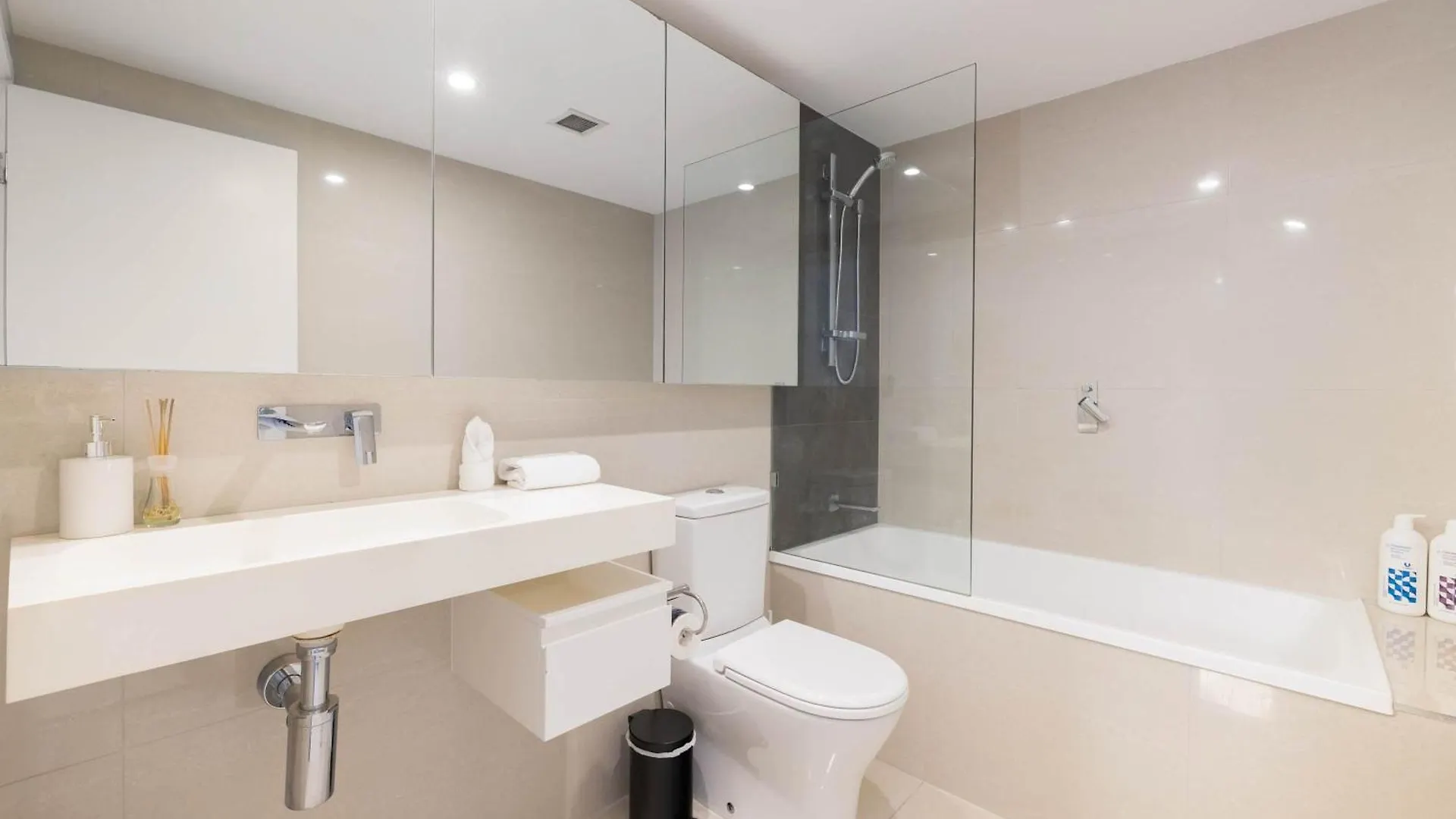 Newly Renovated 3Br Apartment 2 Parking Spaces Pool Gym City Views Walk To Shops Brisbane