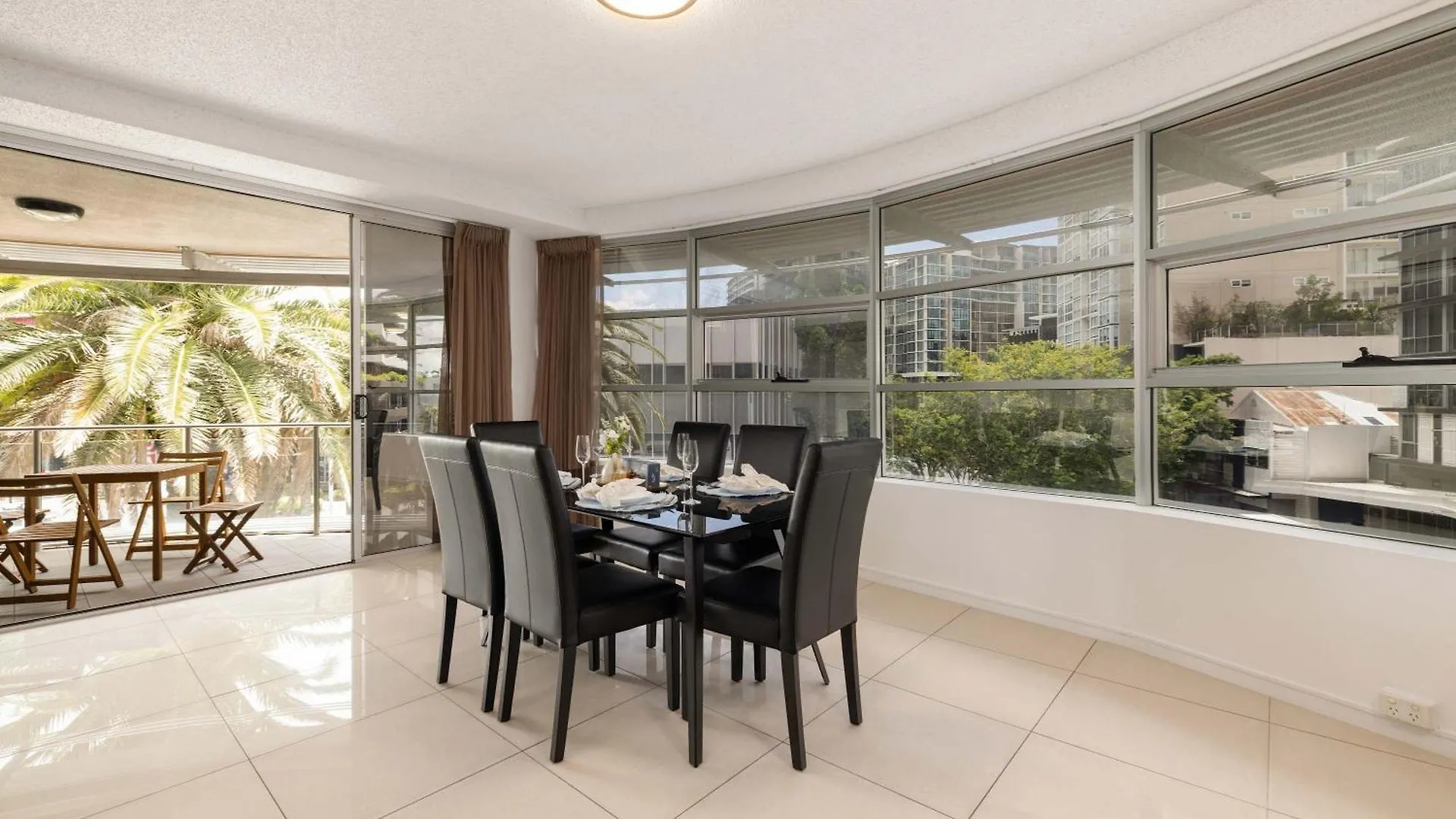Newly Renovated 3Br Apartment 2 Parking Spaces Pool Gym City Views Walk To Shops Brisbane Australia