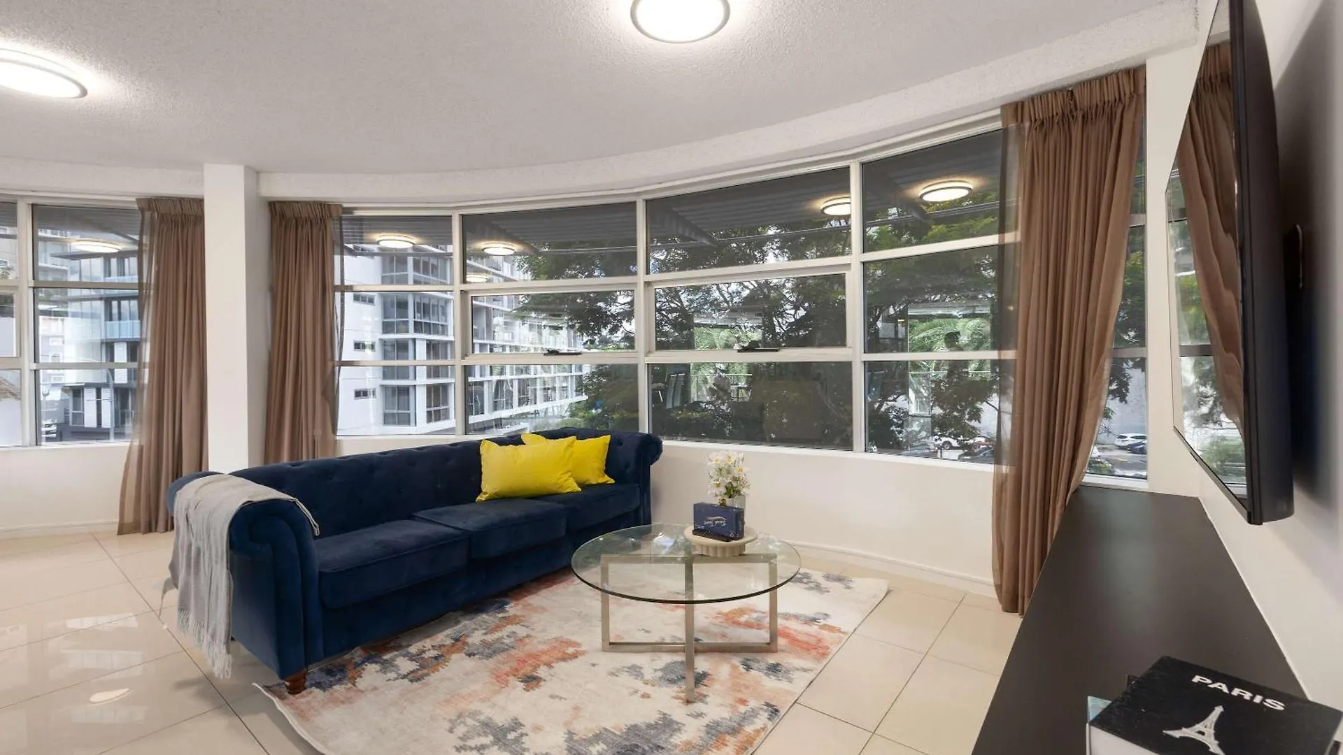 Newly Renovated 3Br Apartment 2 Parking Spaces Pool Gym City Views Walk To Shops Brisbane
