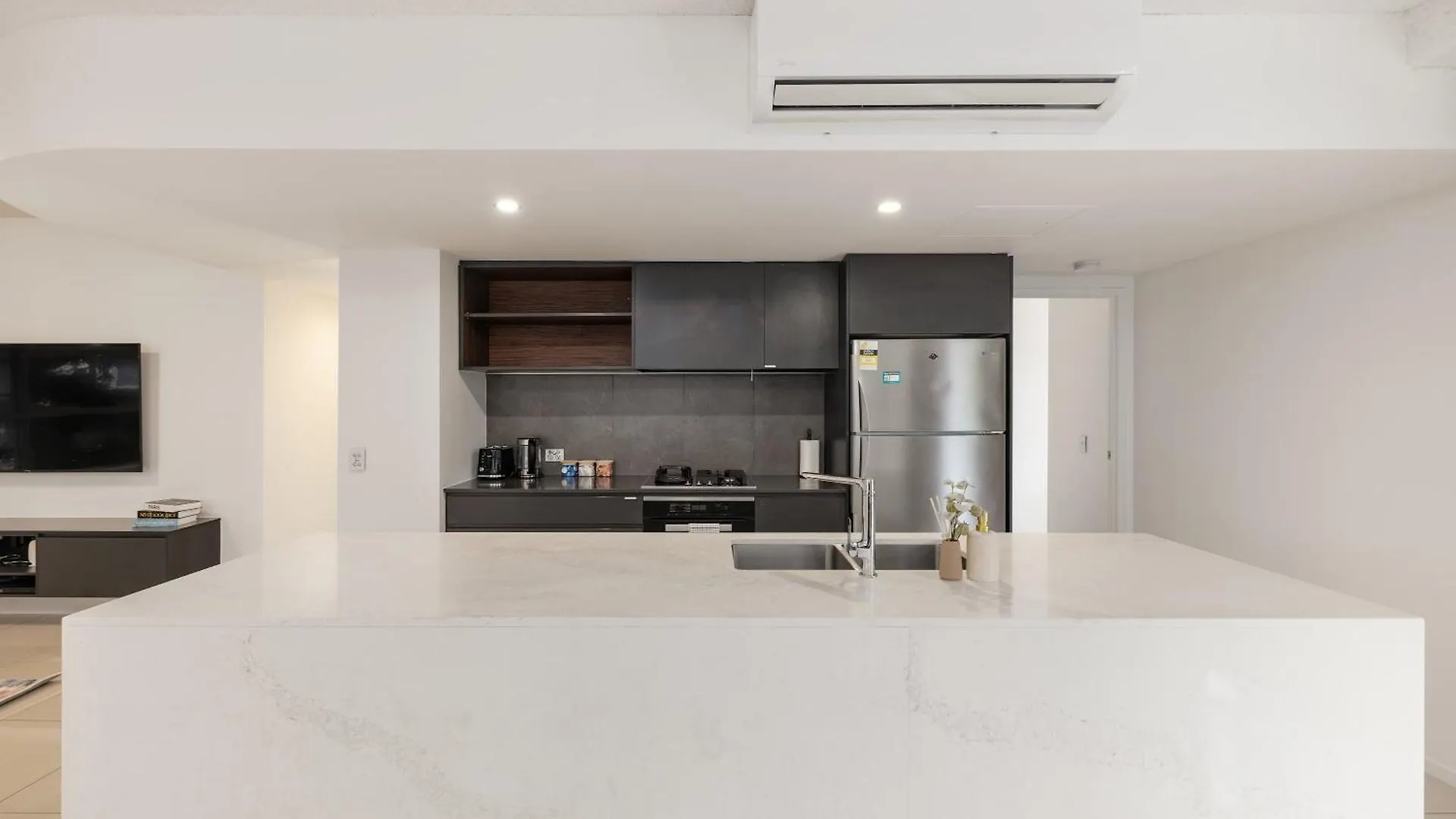 Newly Renovated 3Br Apartment 2 Parking Spaces Pool Gym City Views Walk To Shops Brisbane