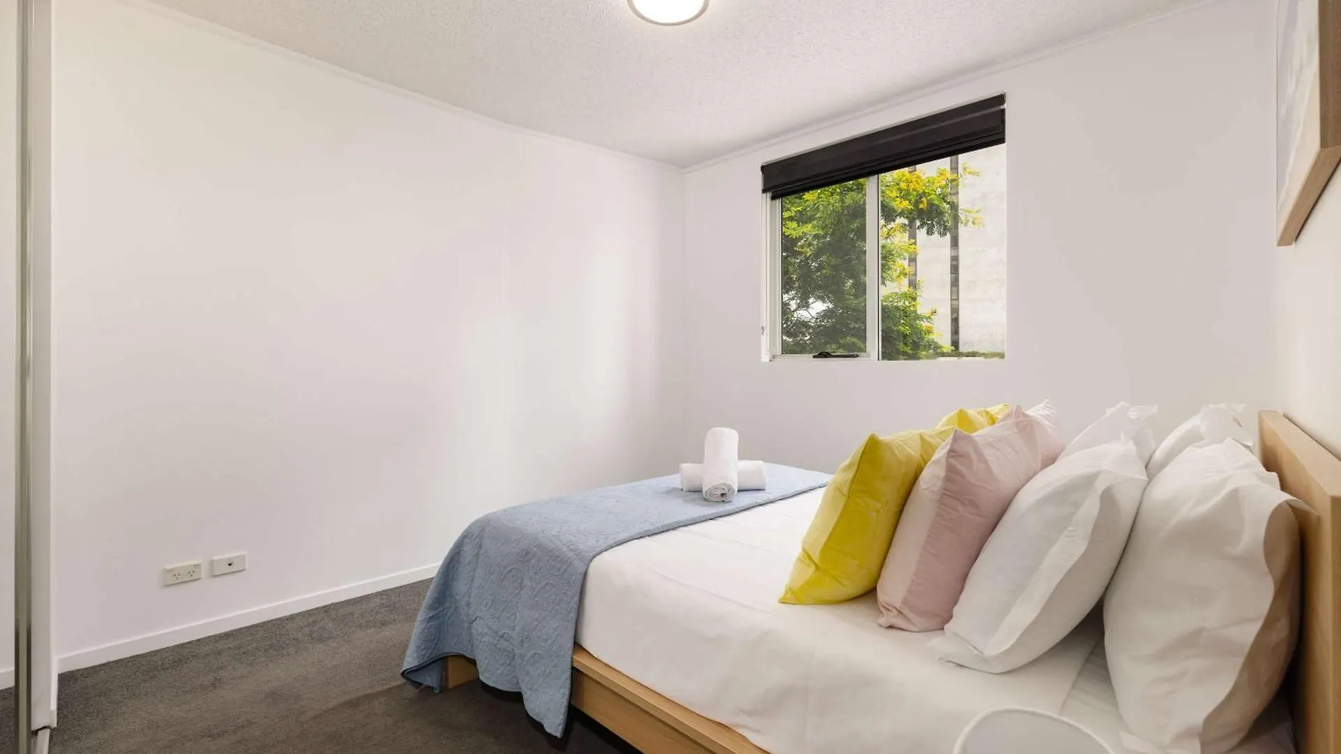 Newly Renovated 3Br Apartment 2 Parking Spaces Pool Gym City Views Walk To Shops Brisbane Australia