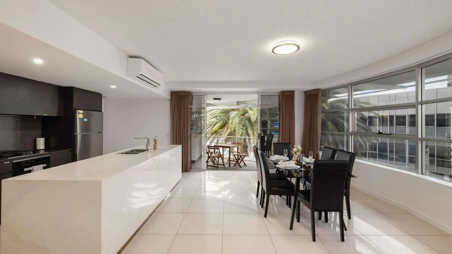 Newly Renovated 3Br Apartment 2 Parking Spaces Pool Gym City Views Walk To Shops Brisbane