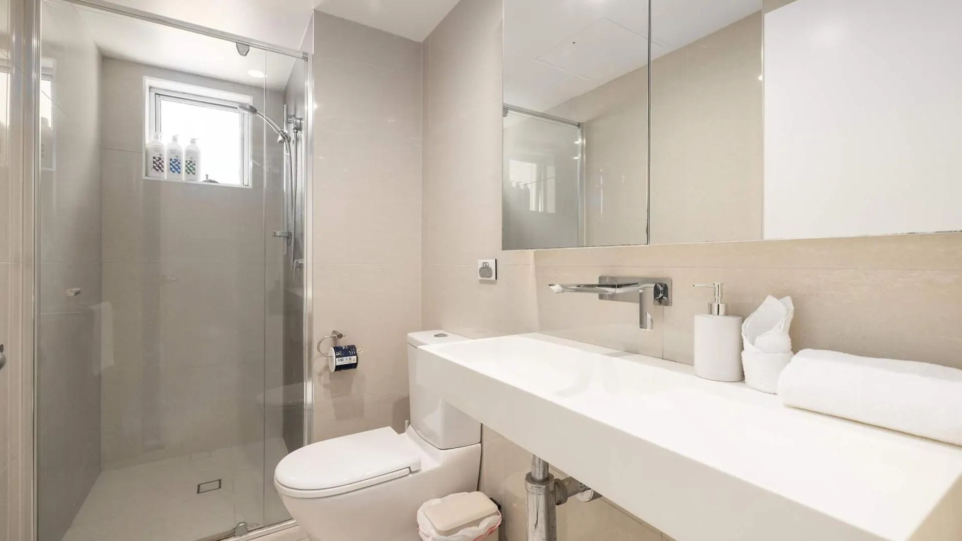 Newly Renovated 3Br Apartment 2 Parking Spaces Pool Gym City Views Walk To Shops Brisbane 0*,  Australia